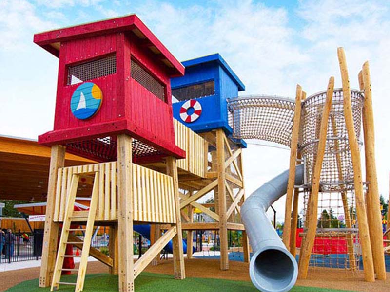 幼儿园木制滑梯