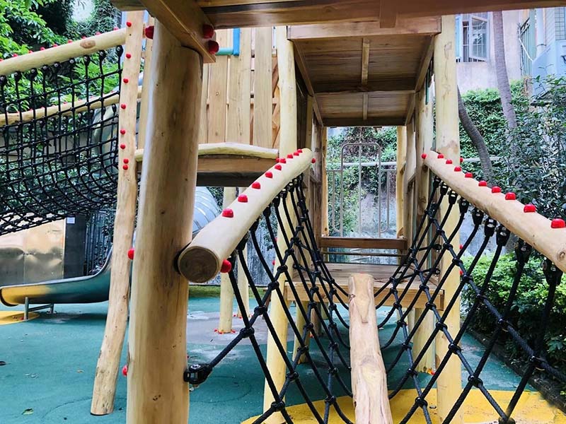 幼儿园木质攀爬滑梯